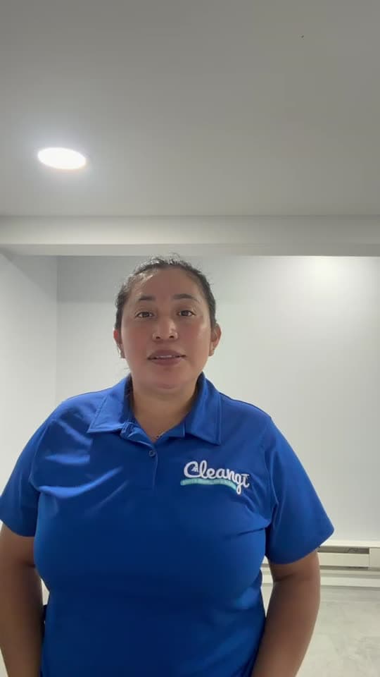 Osiris García, de Cleangi Cleaning Services, con el polo de su empresa, grabando su testimonio