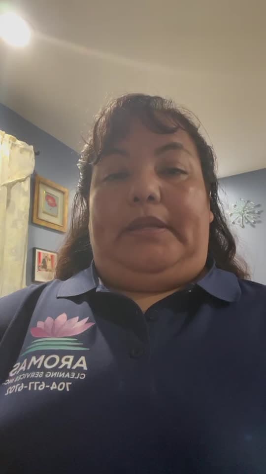 Eudoxia Lara, de Aromas Cleaning Services, con el uniforme de su empresa, grabando su testimonio